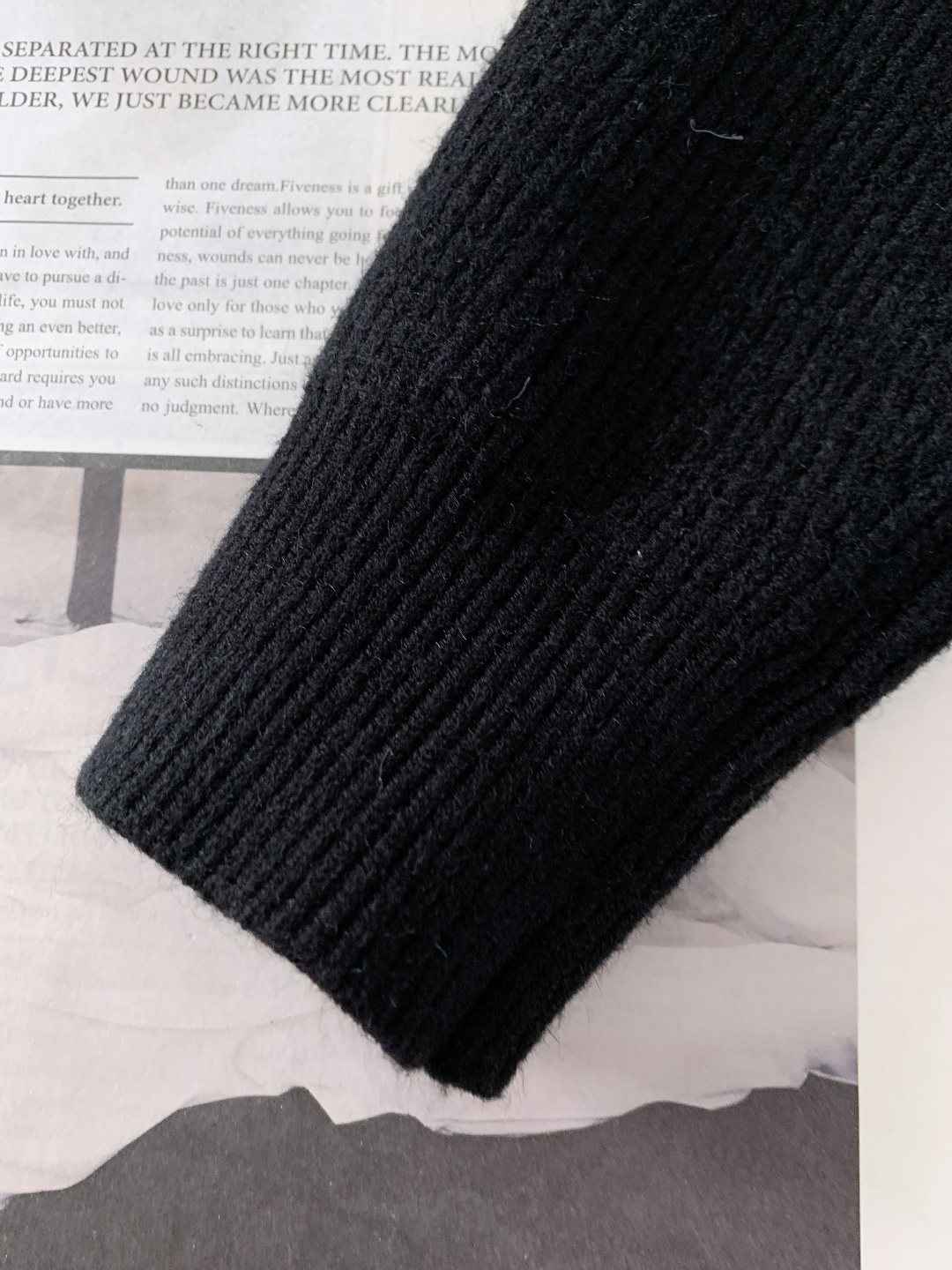 Loewe 罗意威 2025FW秋冬新品 拉链针织开衫，秋冬质感穿搭天花板。精选羊毛混纺针织面料，触感软