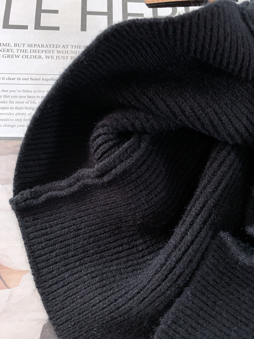 Loewe 罗意威 2025FW秋冬新品 拉链针织开衫，秋冬质感穿搭天花板。精选羊毛混纺针织面料，触感软