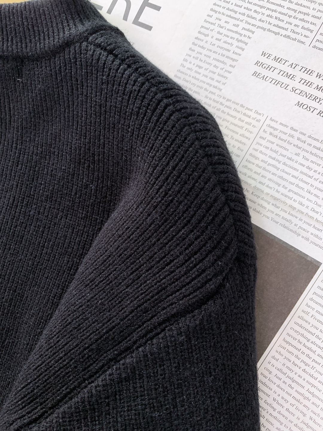 Loewe 罗意威 2025FW秋冬新品 拉链针织开衫，秋冬质感穿搭天花板。精选羊毛混纺针织面料，触感软