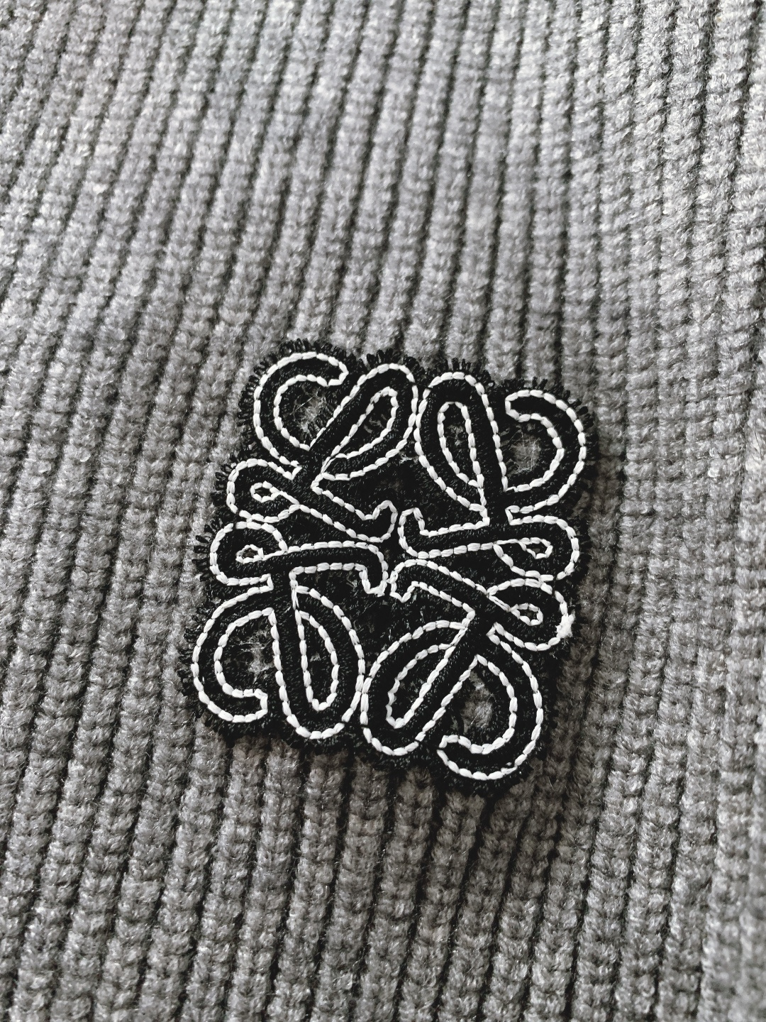 Loewe 罗意威 2025FW秋冬新品 拉链针织开衫，秋冬质感穿搭天花板。精选羊毛混纺针织面料，触感软