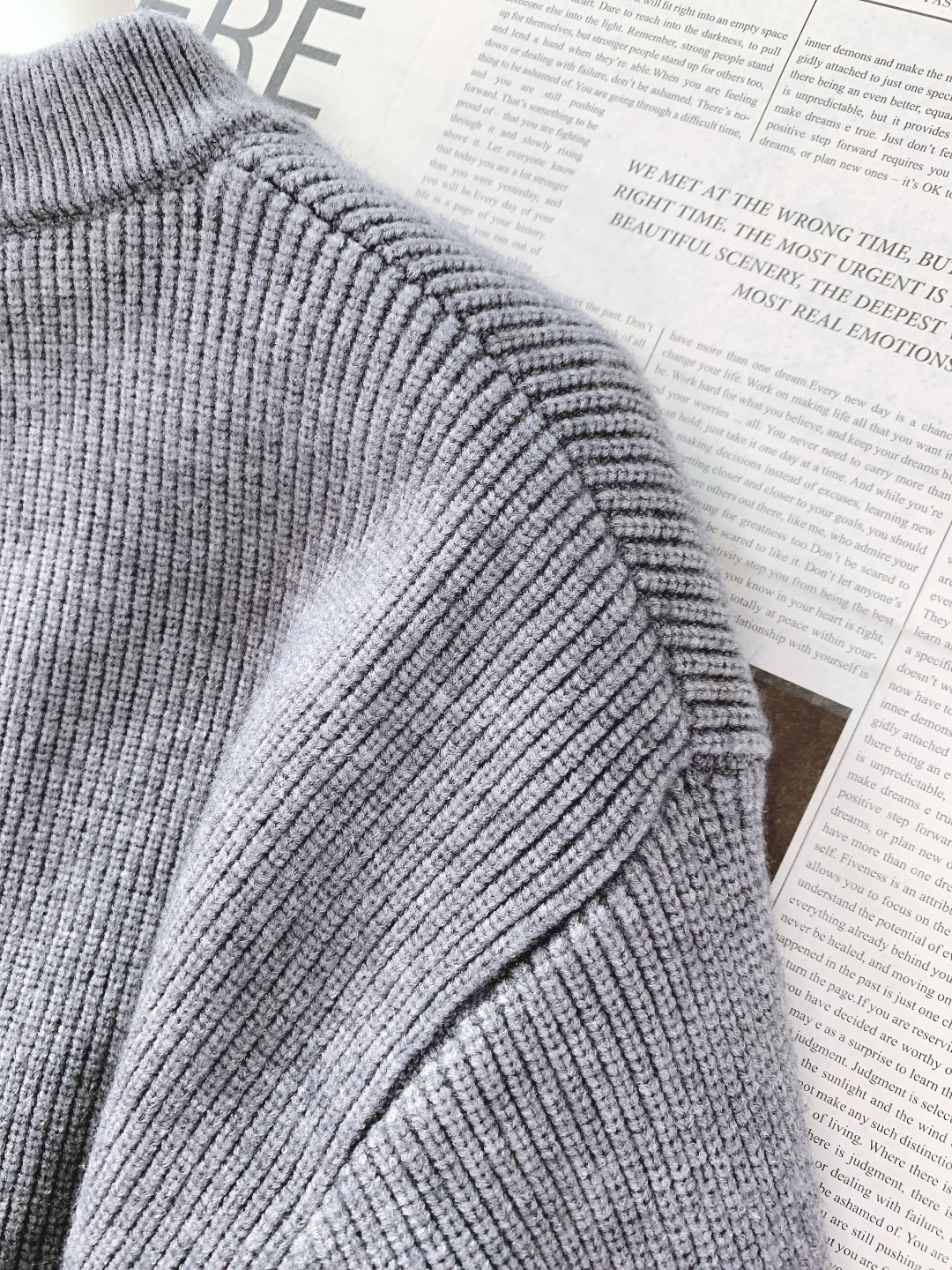 Loewe 罗意威 2025FW秋冬新品 拉链针织开衫，秋冬质感穿搭天花板。精选羊毛混纺针织面料，触感软