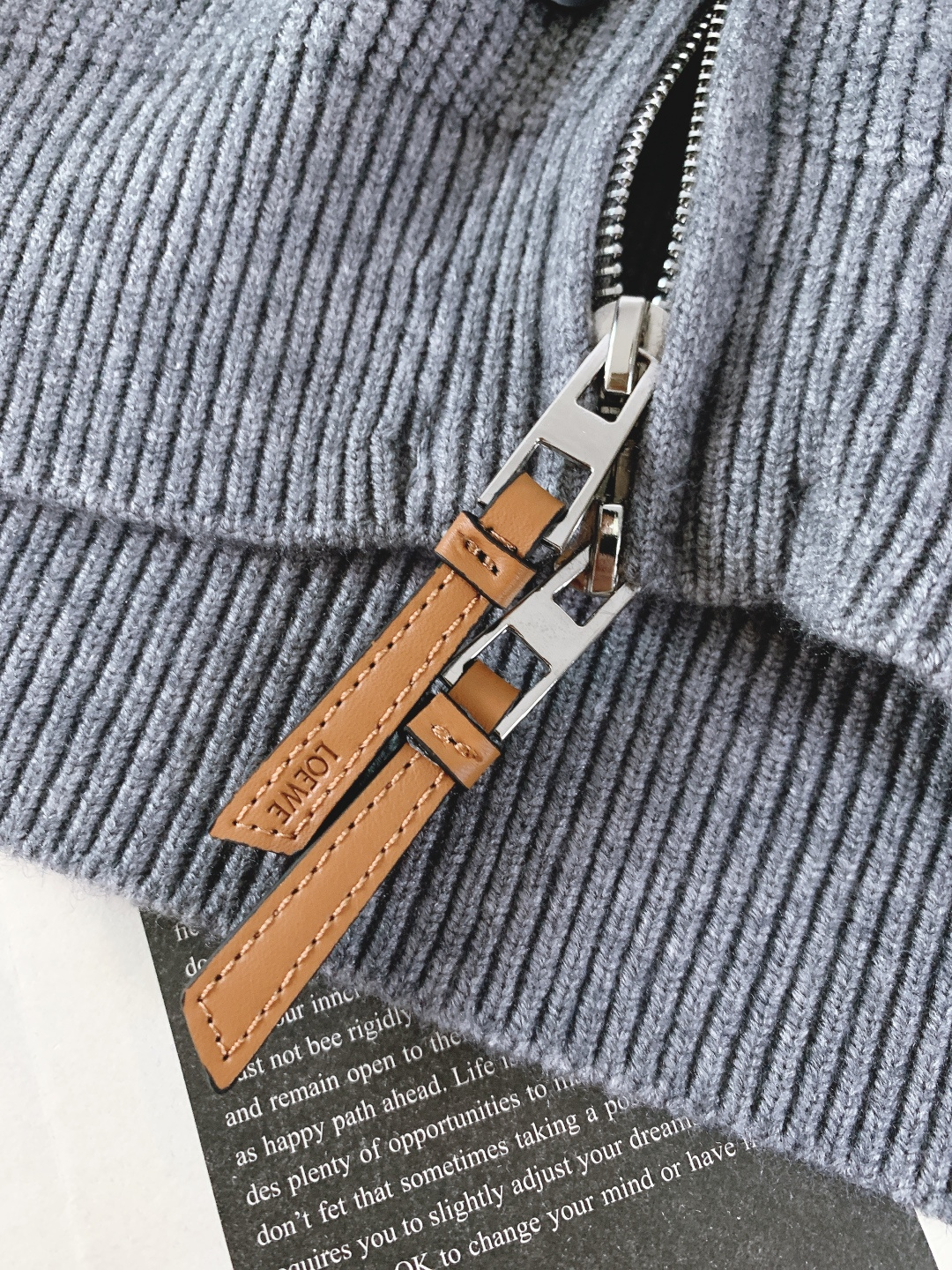 Loewe 罗意威 2025FW秋冬新品 拉链针织开衫，秋冬质感穿搭天花板。精选羊毛混纺针织面料，触感软