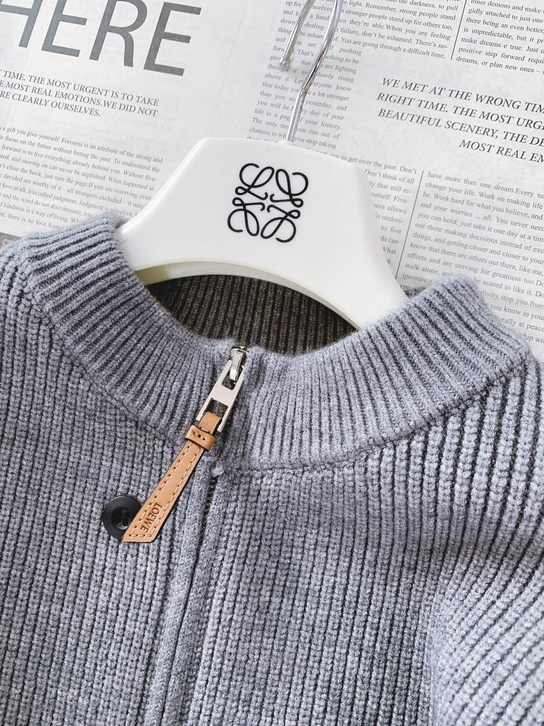 Loewe 罗意威 2025FW秋冬新品 拉链针织开衫，秋冬质感穿搭天花板。精选羊毛混纺针织面料，触感软