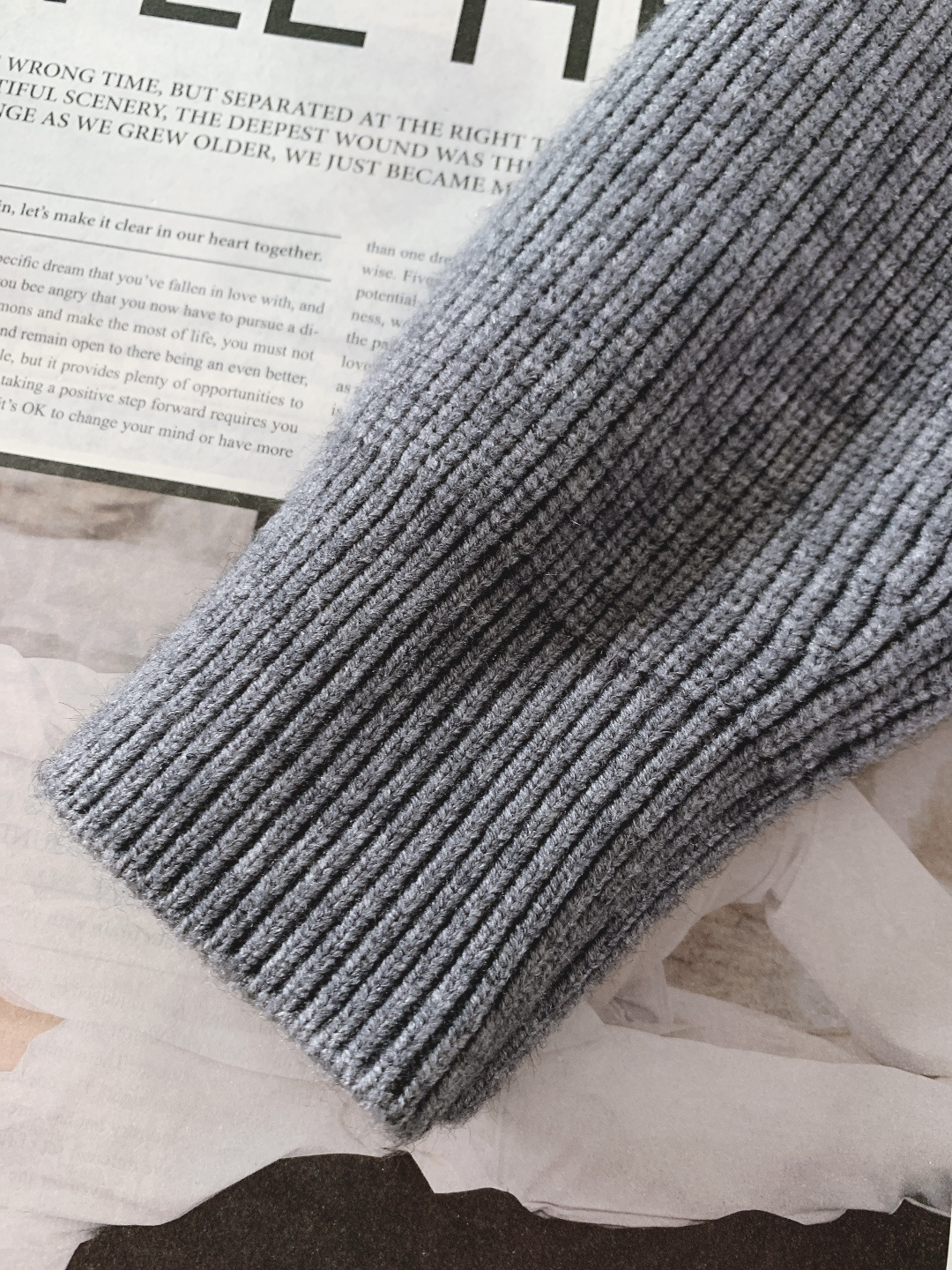 Loewe 罗意威 2025FW秋冬新品 拉链针织开衫，秋冬质感穿搭天花板。精选羊毛混纺针织面料，触感软