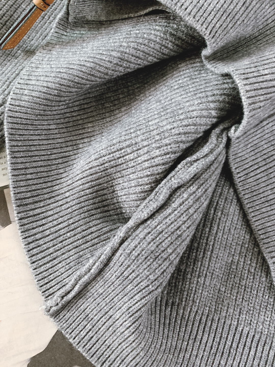 Loewe 罗意威 2025FW秋冬新品 拉链针织开衫，秋冬质感穿搭天花板。精选羊毛混纺针织面料，触感软