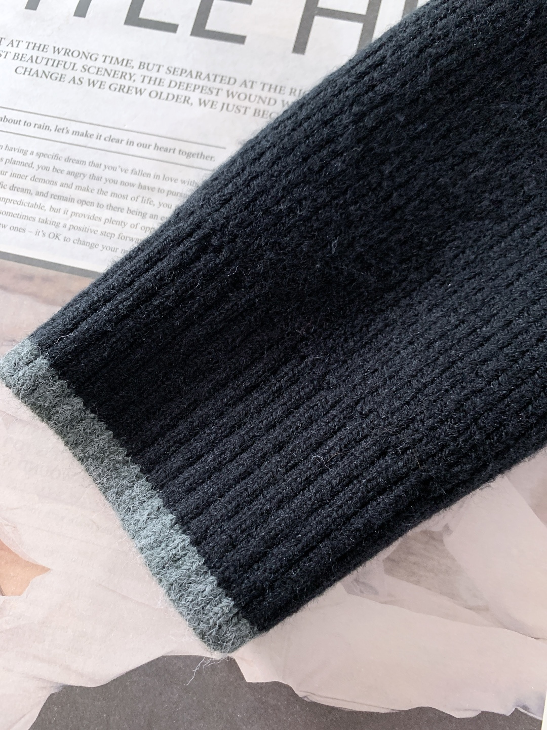 Loewe 罗意威 2025FW秋冬新品 撞色拼接套头针织衫。采用高支羊毛混纺针织面料，坑条肌理立体饱满