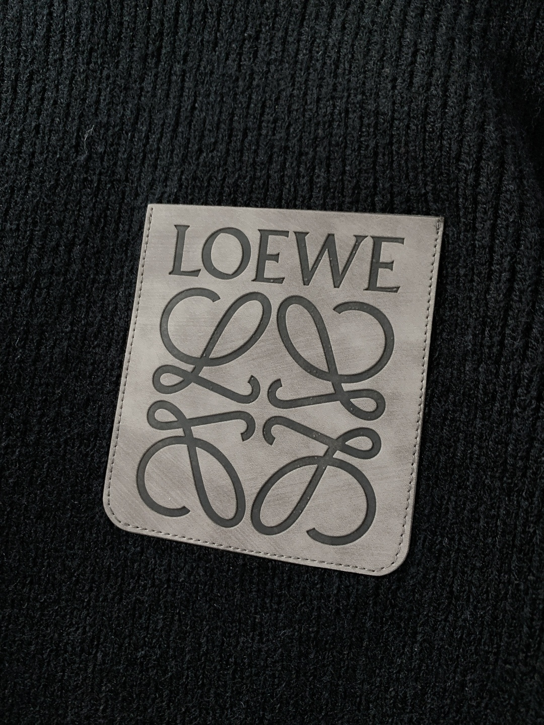 Loewe 罗意威 2025FW秋冬新品 撞色拼接套头针织衫。采用高支羊毛混纺针织面料，坑条肌理立体饱满