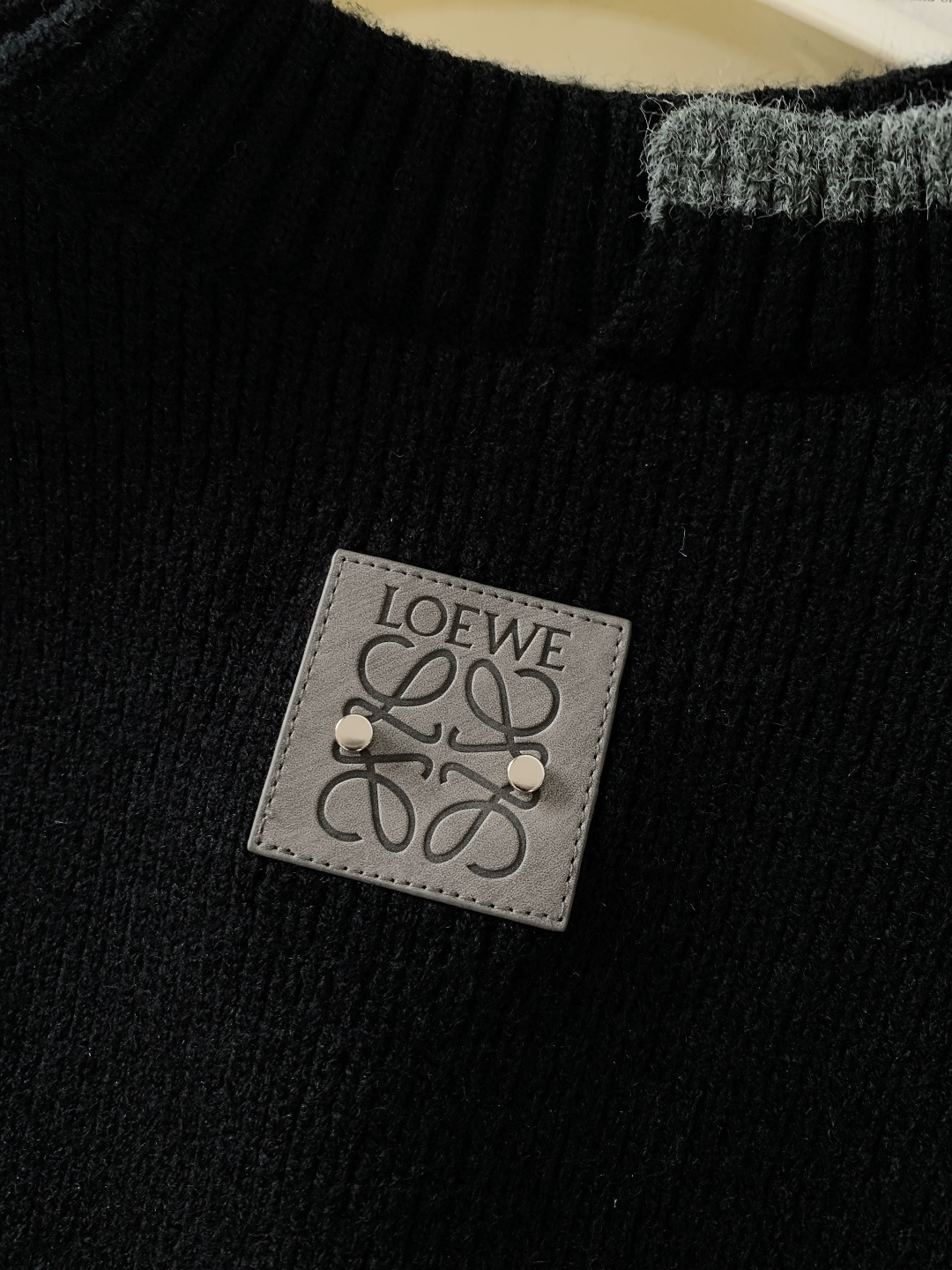 Loewe 罗意威 2025FW秋冬新品 撞色拼接套头针织衫。采用高支羊毛混纺针织面料，坑条肌理立体饱满