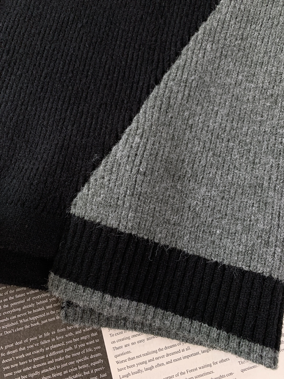 Loewe 罗意威 2025FW秋冬新品 撞色拼接套头针织衫。采用高支羊毛混纺针织面料，坑条肌理立体饱满