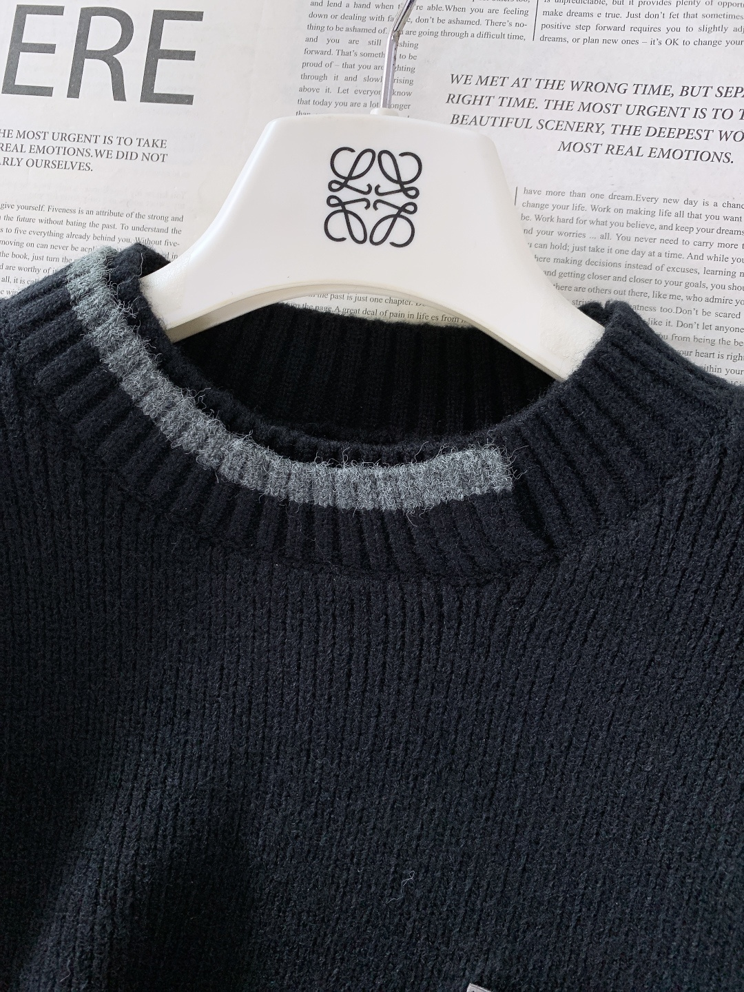 Loewe 罗意威 2025FW秋冬新品 撞色拼接套头针织衫。采用高支羊毛混纺针织面料，坑条肌理立体饱满