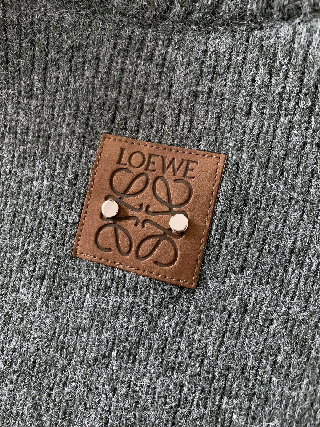 Loewe 罗意威 2025FW秋冬新品 撞色拼接套头针织衫。采用高支羊毛混纺针织面料，坑条肌理立体饱满