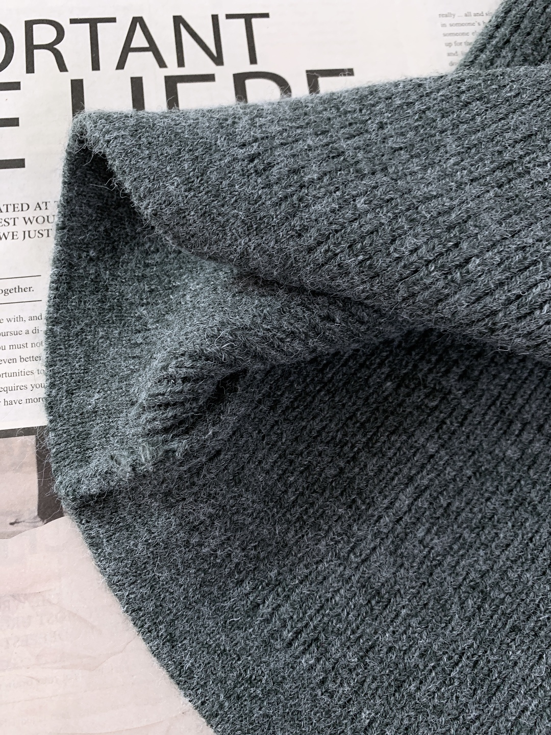 Loewe 罗意威 2025FW秋冬新品 撞色拼接套头针织衫。采用高支羊毛混纺针织面料，坑条肌理立体饱满