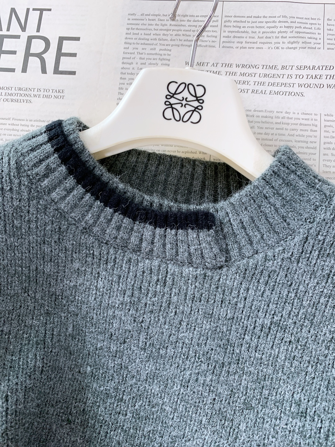 Loewe 罗意威 2025FW秋冬新品 撞色拼接套头针织衫。采用高支羊毛混纺针织面料，坑条肌理立体饱满