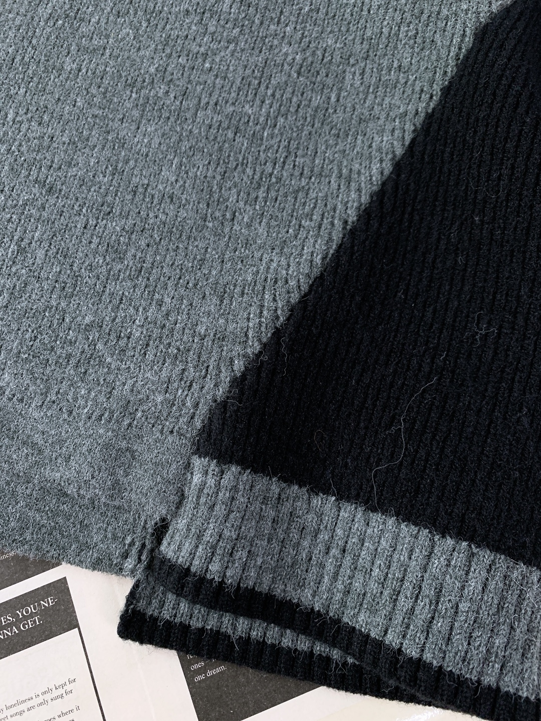 Loewe 罗意威 2025FW秋冬新品 撞色拼接套头针织衫。采用高支羊毛混纺针织面料，坑条肌理立体饱满