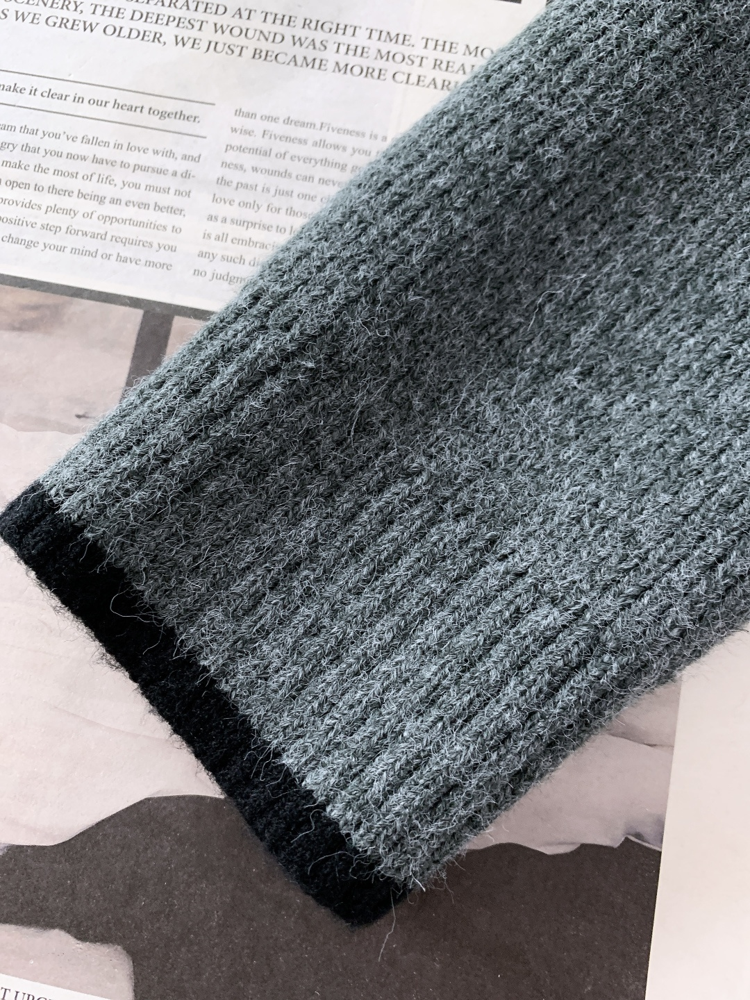 Loewe 罗意威 2025FW秋冬新品 撞色拼接套头针织衫。采用高支羊毛混纺针织面料，坑条肌理立体饱满