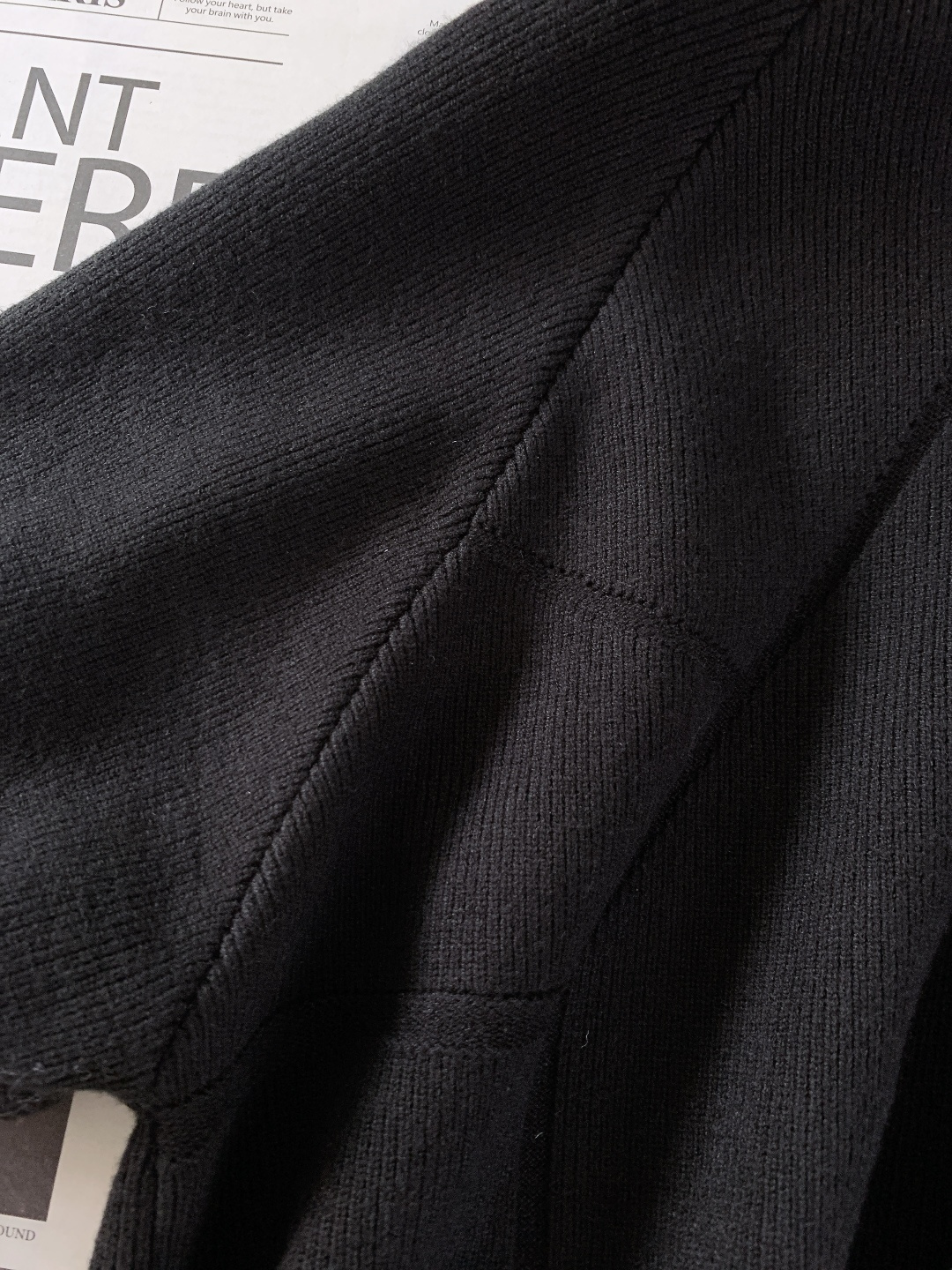 Loewe 罗意威 2025FW秋冬新品 连帽拉链针织开衫。甄选高支羊毛混纺针织面料，坑条肌理立体且富有