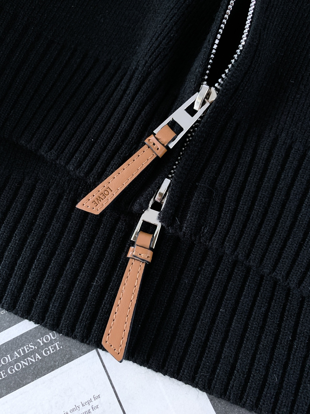 Loewe 罗意威 2025FW秋冬新品 连帽拉链针织开衫。甄选高支羊毛混纺针织面料，坑条肌理立体且富有