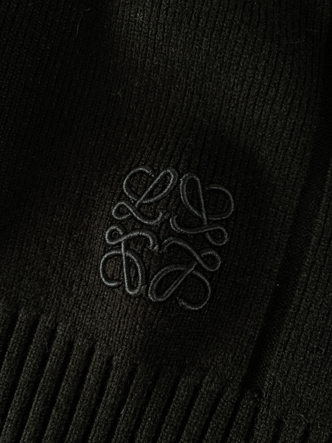 Loewe 罗意威 2025FW秋冬新品 连帽拉链针织开衫。甄选高支羊毛混纺针织面料，坑条肌理立体且富有