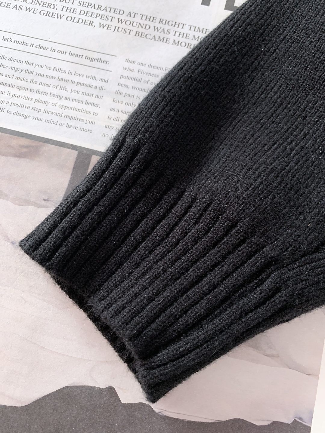 Loewe 罗意威 2025FW秋冬新品 连帽拉链针织开衫。甄选高支羊毛混纺针织面料，坑条肌理立体且富有