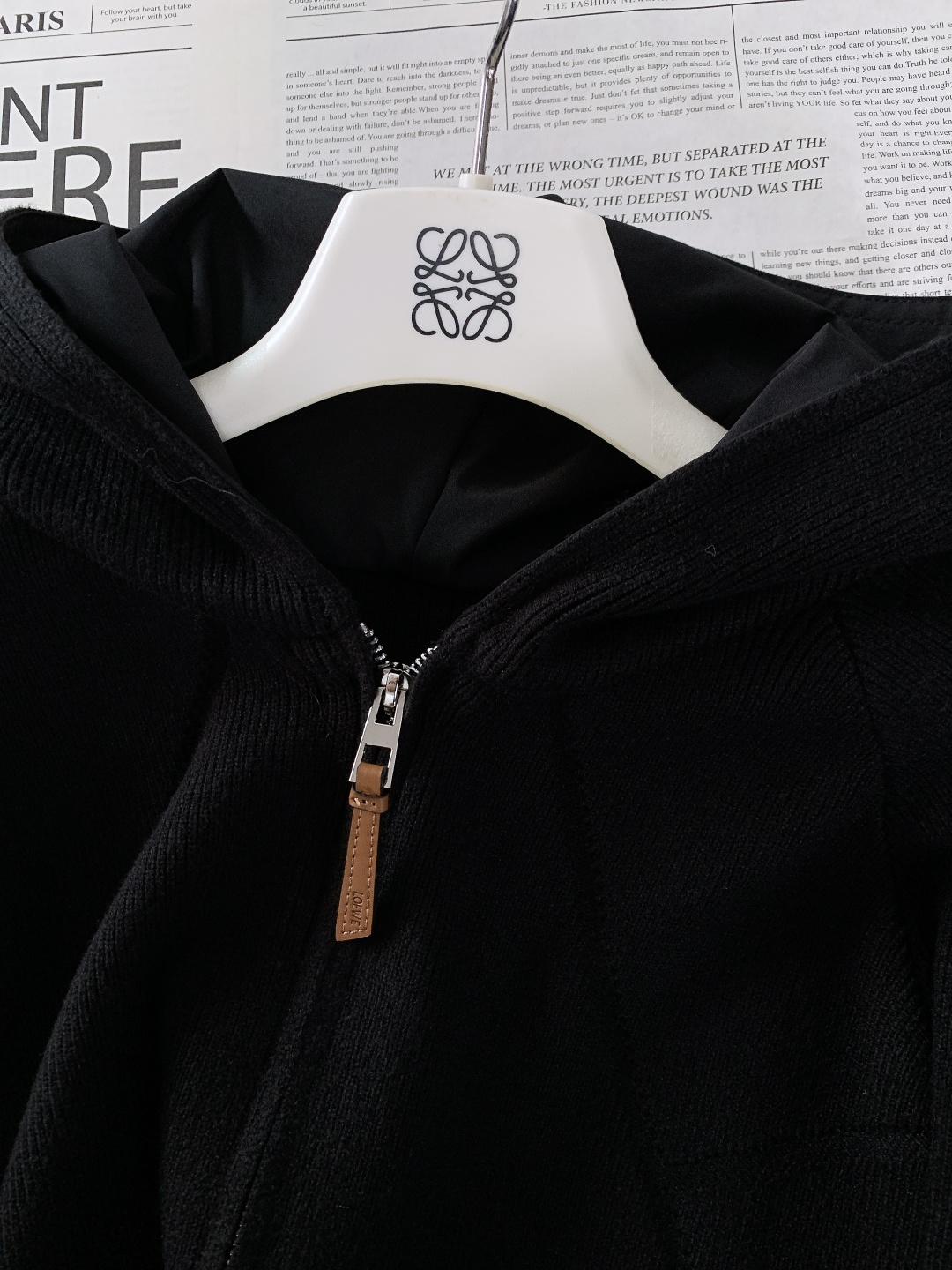 Loewe 罗意威 2025FW秋冬新品 连帽拉链针织开衫。甄选高支羊毛混纺针织面料，坑条肌理立体且富有