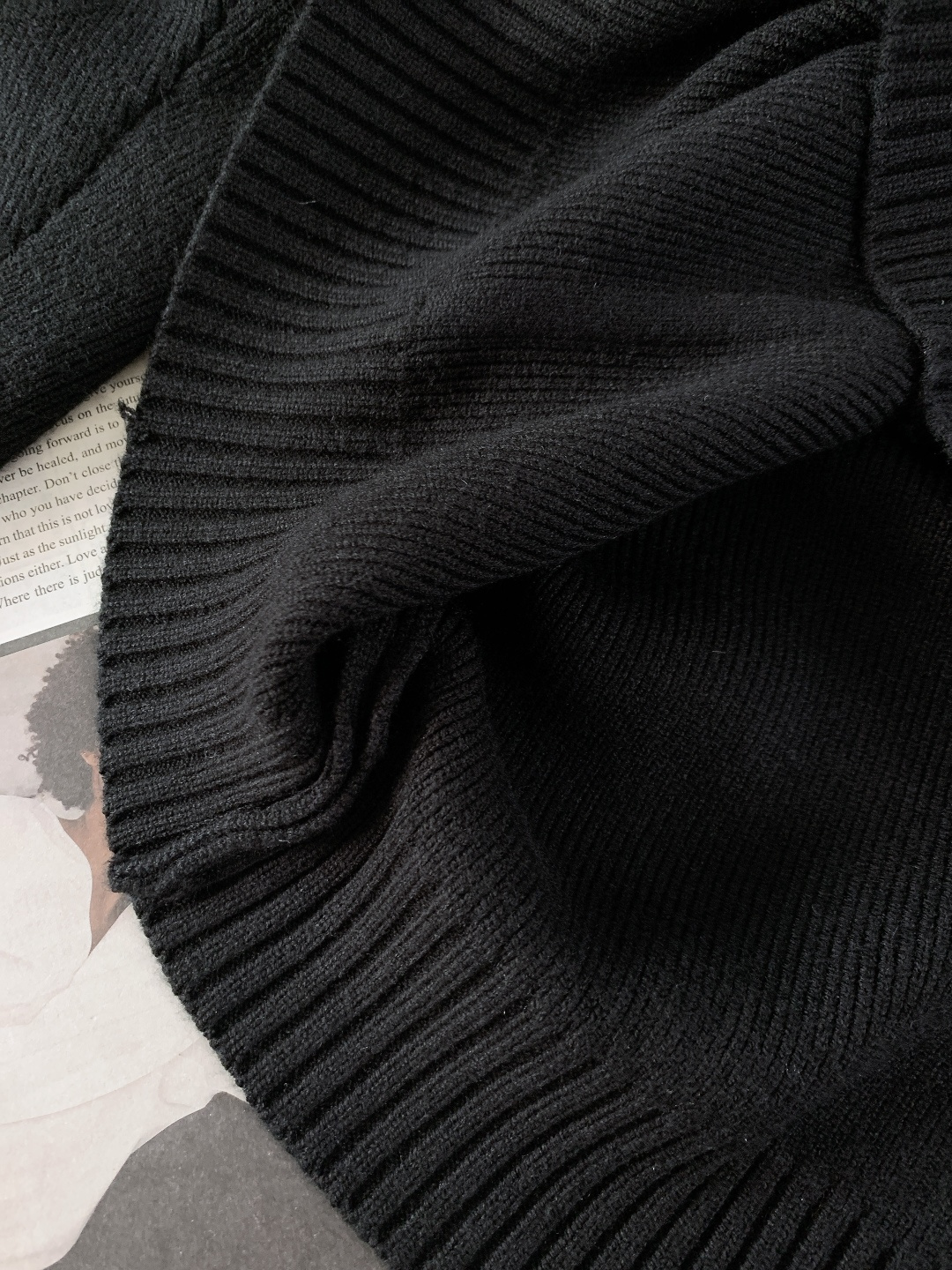 Loewe 罗意威 2025FW秋冬新品 连帽拉链针织开衫。甄选高支羊毛混纺针织面料，坑条肌理立体且富有