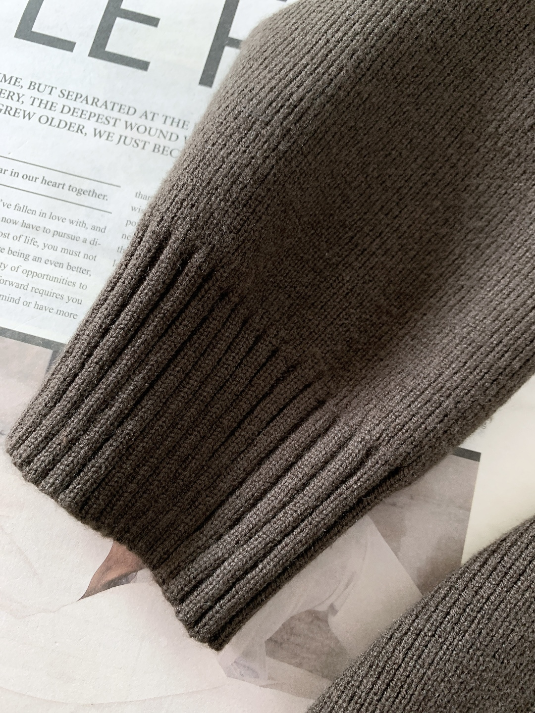 Loewe 罗意威 2025FW秋冬新品 连帽拉链针织开衫。甄选高支羊毛混纺针织面料，坑条肌理立体且富有