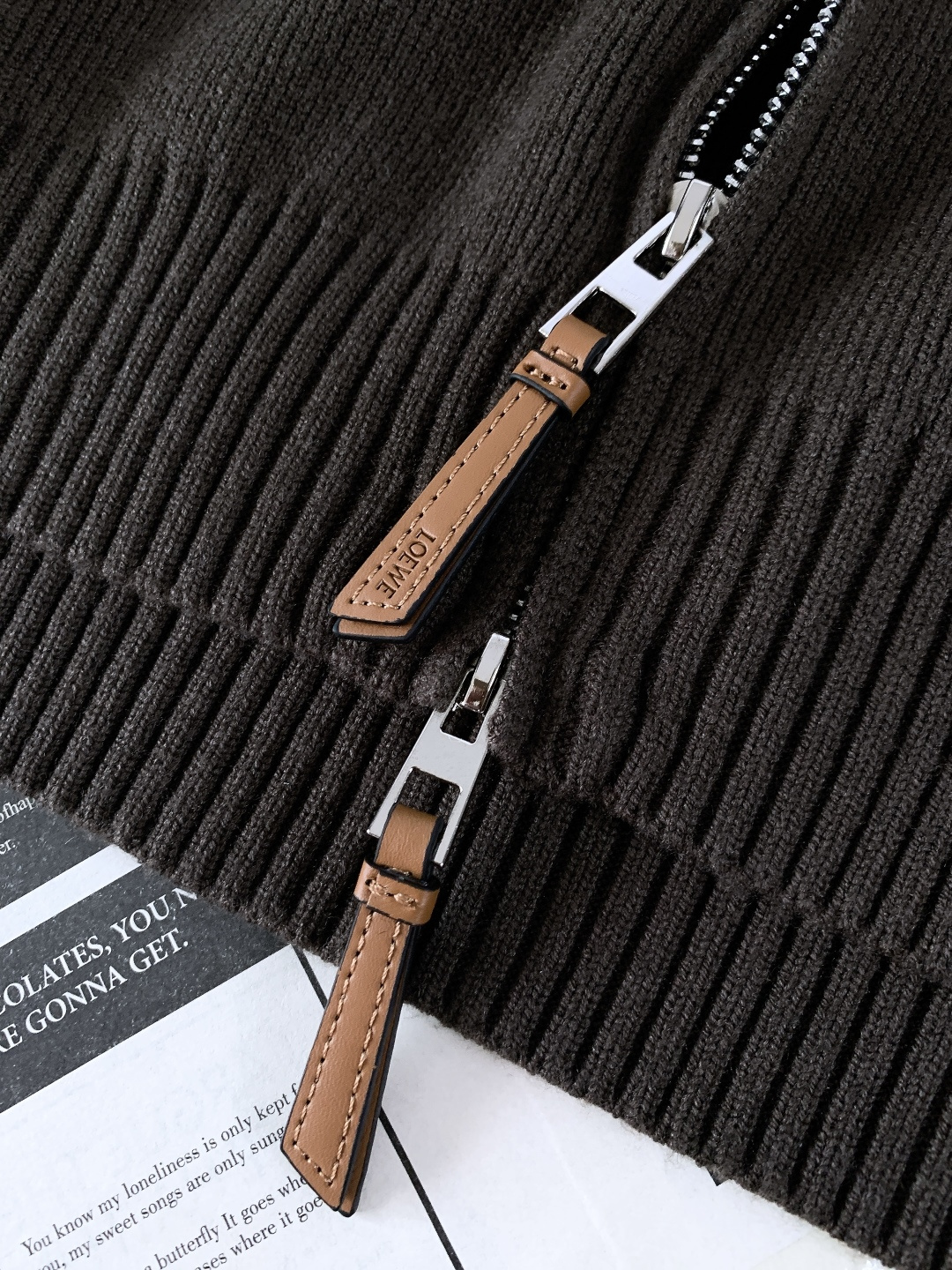 Loewe 罗意威 2025FW秋冬新品 连帽拉链针织开衫。甄选高支羊毛混纺针织面料，坑条肌理立体且富有