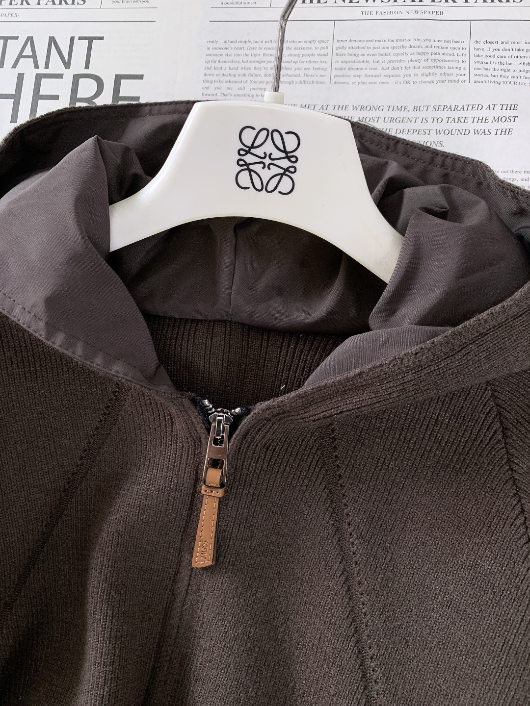 Loewe 罗意威 2025FW秋冬新品 连帽拉链针织开衫。甄选高支羊毛混纺针织面料，坑条肌理立体且富有