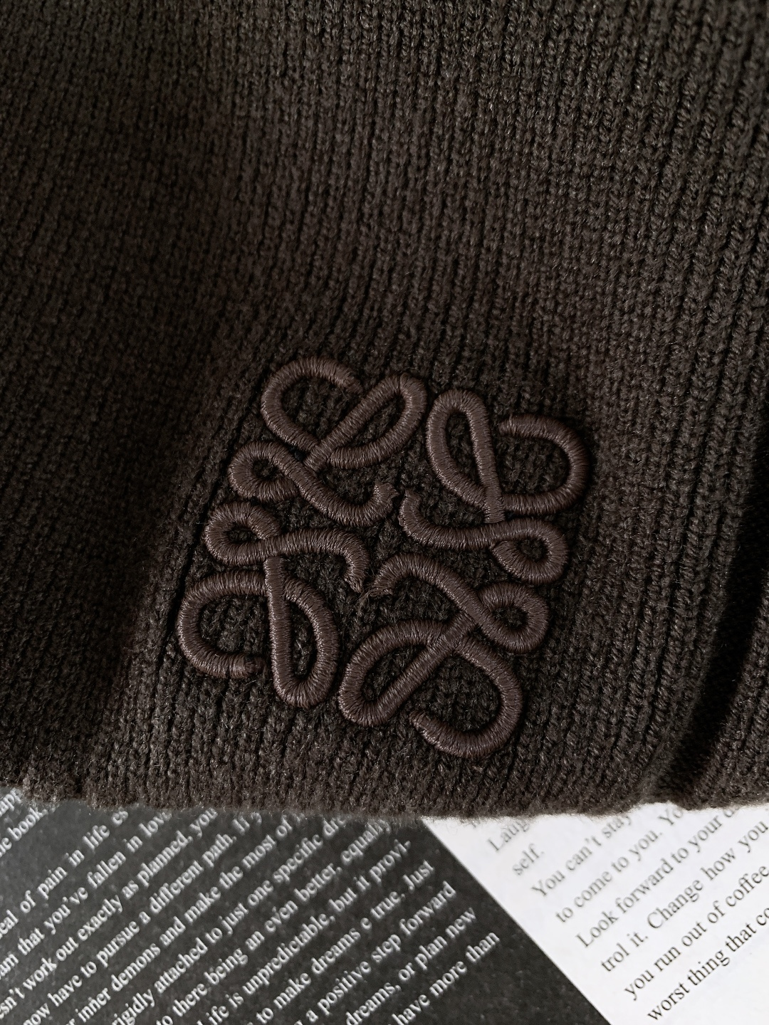 Loewe 罗意威 2025FW秋冬新品 连帽拉链针织开衫。甄选高支羊毛混纺针织面料，坑条肌理立体且富有