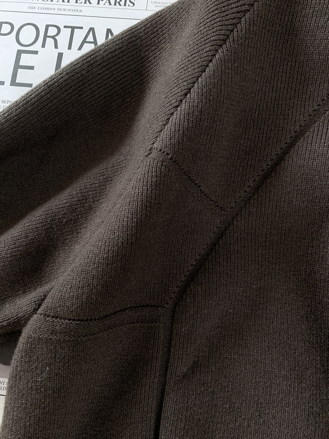 Loewe 罗意威 2025FW秋冬新品 连帽拉链针织开衫。甄选高支羊毛混纺针织面料，坑条肌理立体且富有