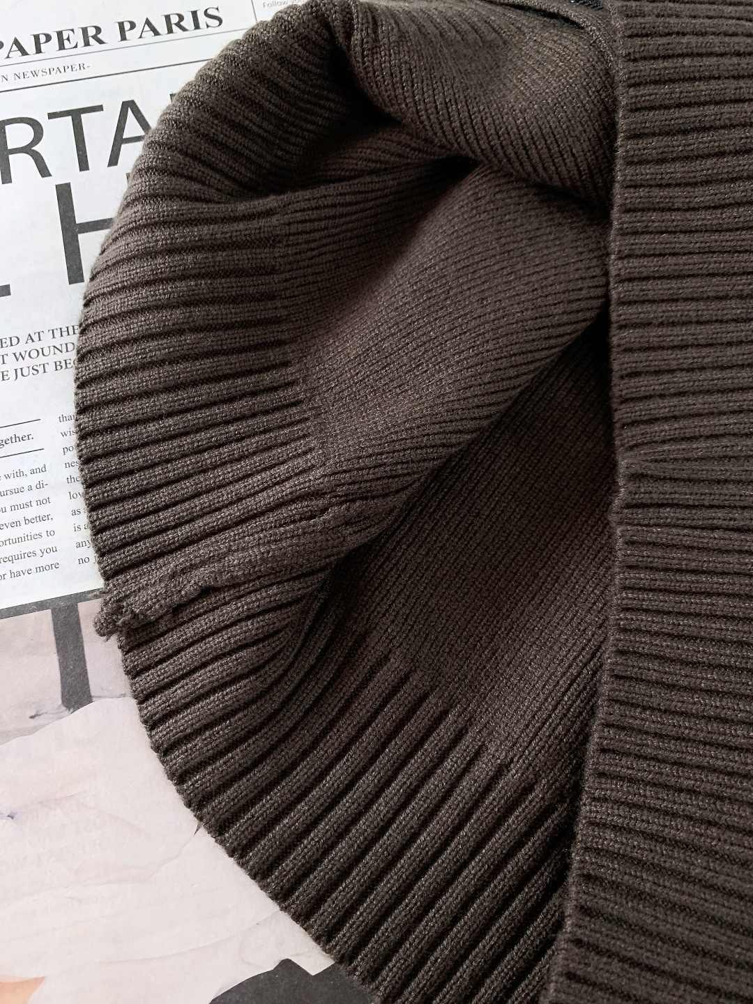 Loewe 罗意威 2025FW秋冬新品 连帽拉链针织开衫。甄选高支羊毛混纺针织面料，坑条肌理立体且富有