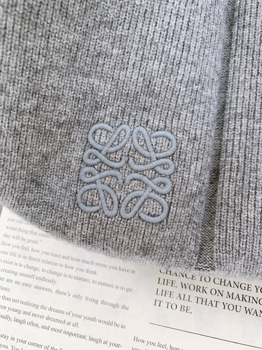 Loewe 罗意威 2025FW秋冬新品 连帽拉链针织开衫。甄选高支羊毛混纺针织面料，坑条肌理立体且富有