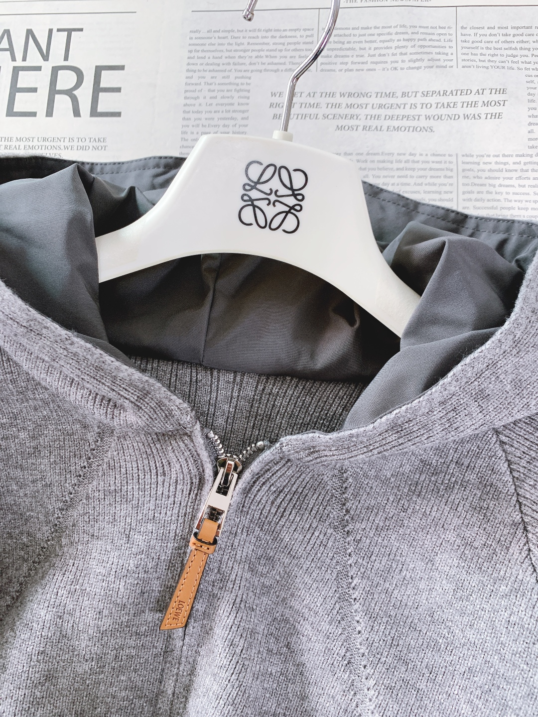 Loewe 罗意威 2025FW秋冬新品 连帽拉链针织开衫。甄选高支羊毛混纺针织面料，坑条肌理立体且富有