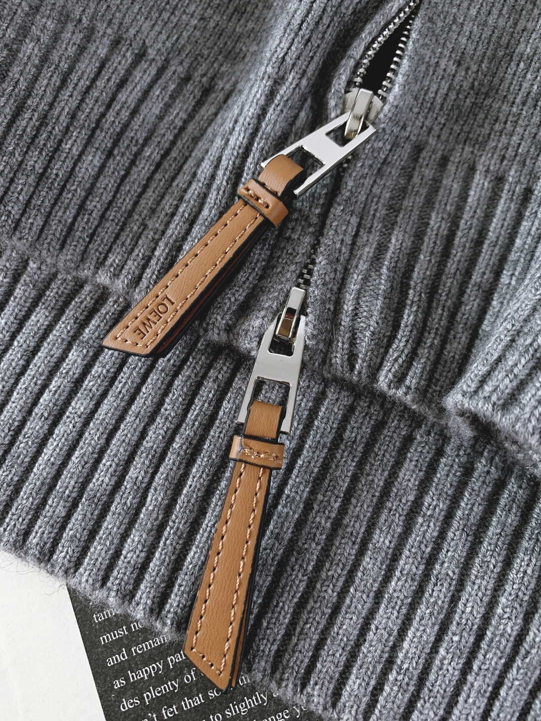 Loewe 罗意威 2025FW秋冬新品 连帽拉链针织开衫。甄选高支羊毛混纺针织面料，坑条肌理立体且富有