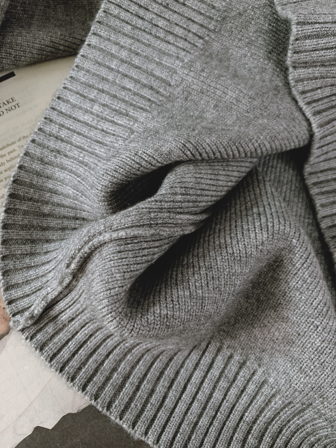 Loewe 罗意威 2025FW秋冬新品 连帽拉链针织开衫。甄选高支羊毛混纺针织面料，坑条肌理立体且富有