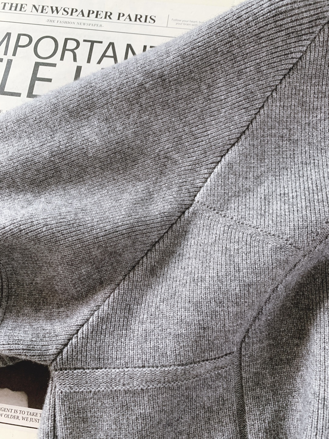 Loewe 罗意威 2025FW秋冬新品 连帽拉链针织开衫。甄选高支羊毛混纺针织面料，坑条肌理立体且富有