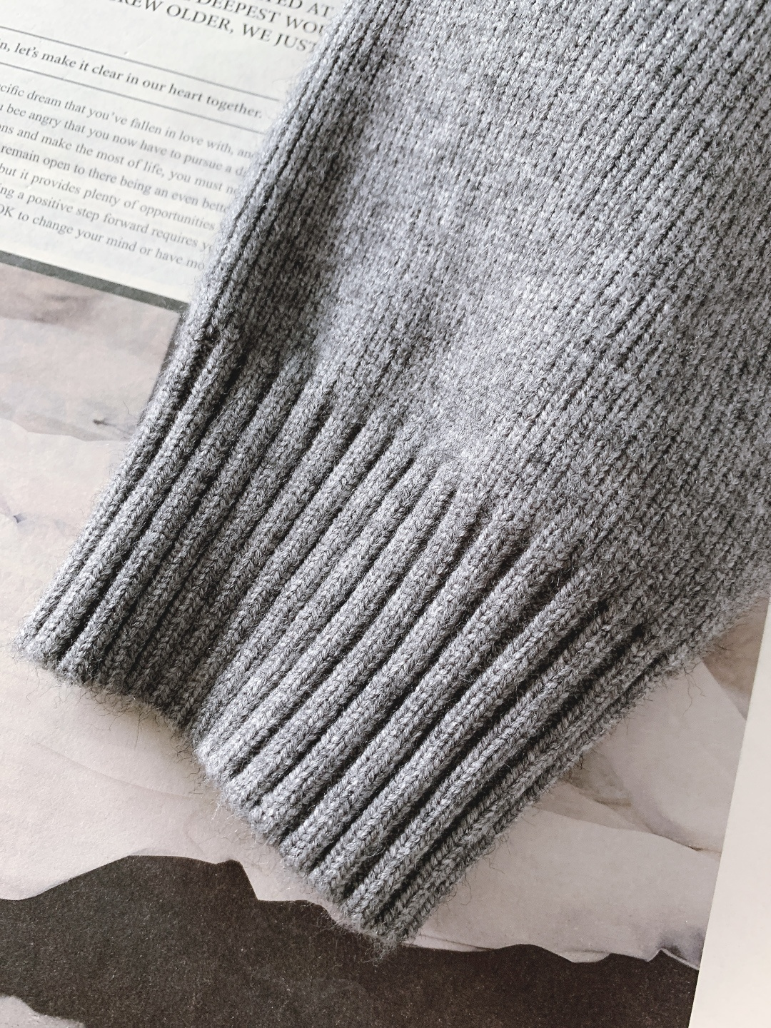 Loewe 罗意威 2025FW秋冬新品 连帽拉链针织开衫。甄选高支羊毛混纺针织面料，坑条肌理立体且富有