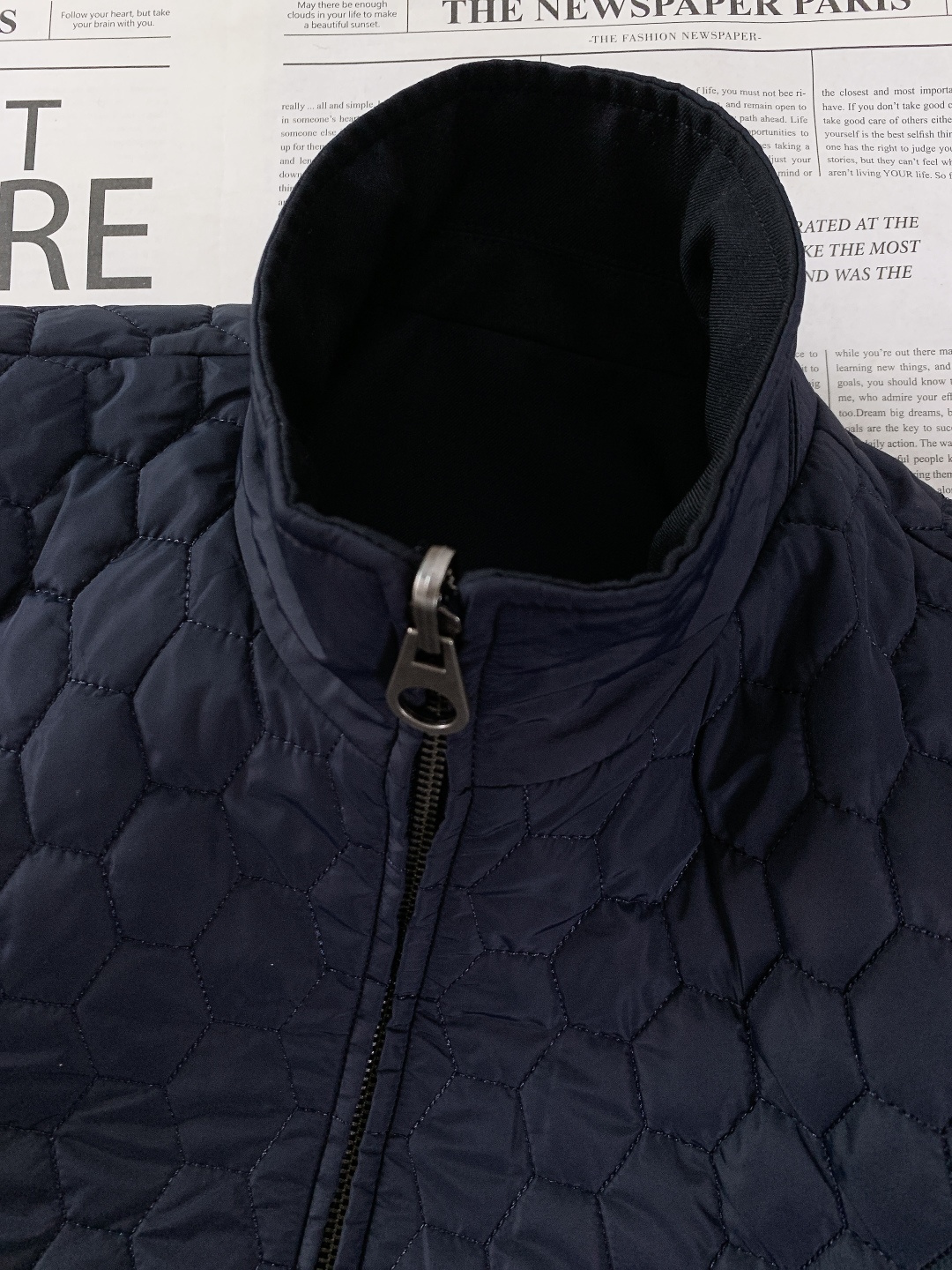 LoroPiana L.P FW秋冬新品lP🆕新款男士双面夹克。藏蓝色调自带沉稳内敛的绅士气质，不挑年龄