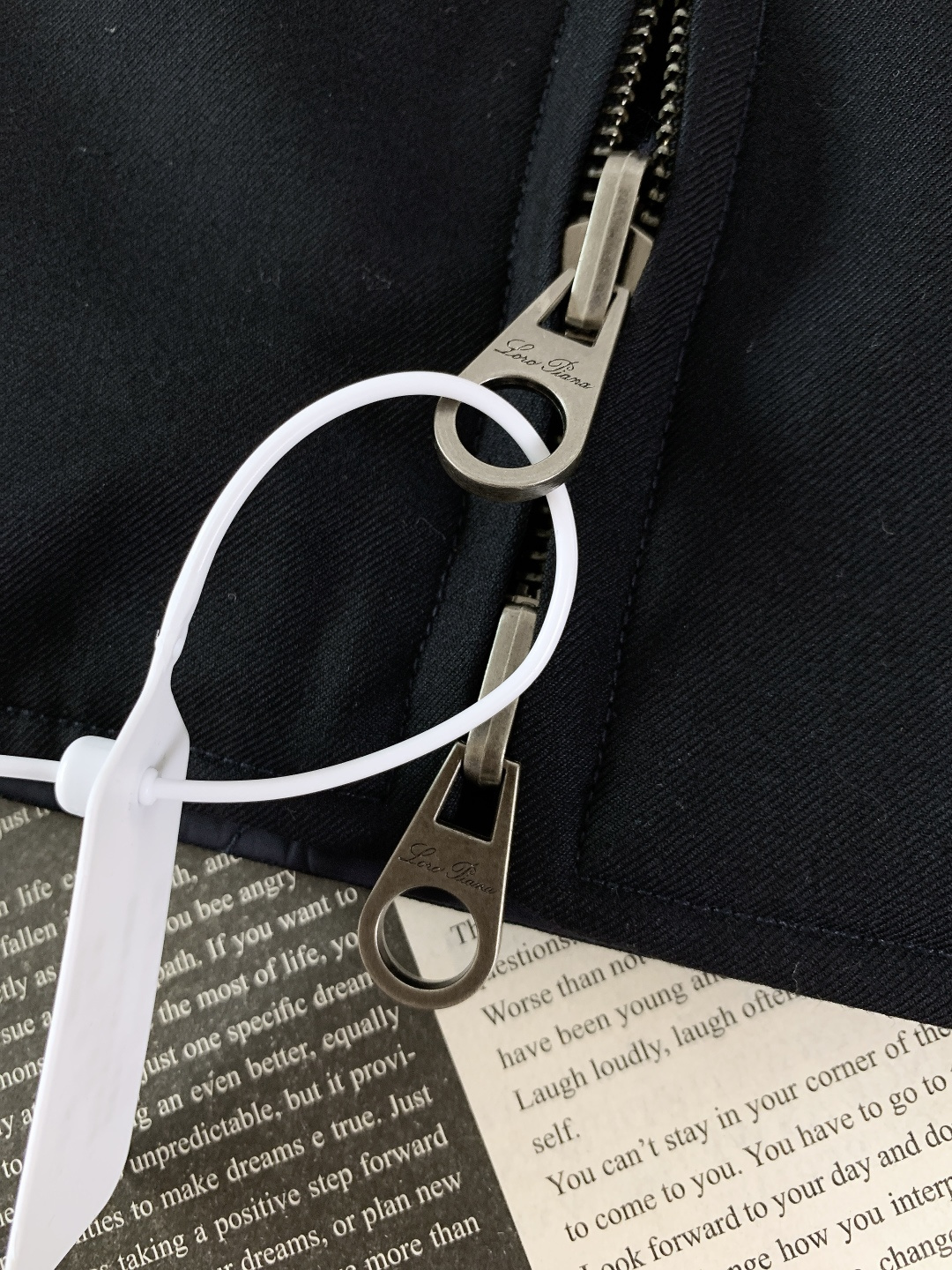 LoroPiana L.P FW秋冬新品lP🆕藏蓝菱格双面男士马甲。A面甄选100%超细羊毛，藏蓝色羊毛