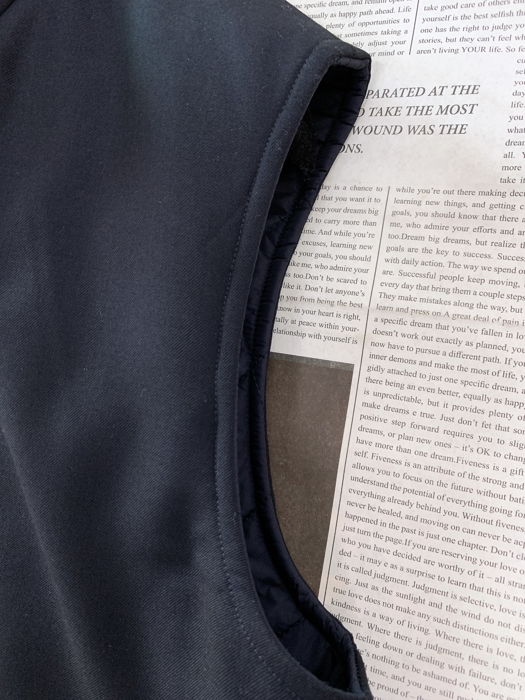 LoroPiana L.P FW秋冬新品lP🆕藏蓝菱格双面男士马甲。A面甄选100%超细羊毛，藏蓝色羊毛