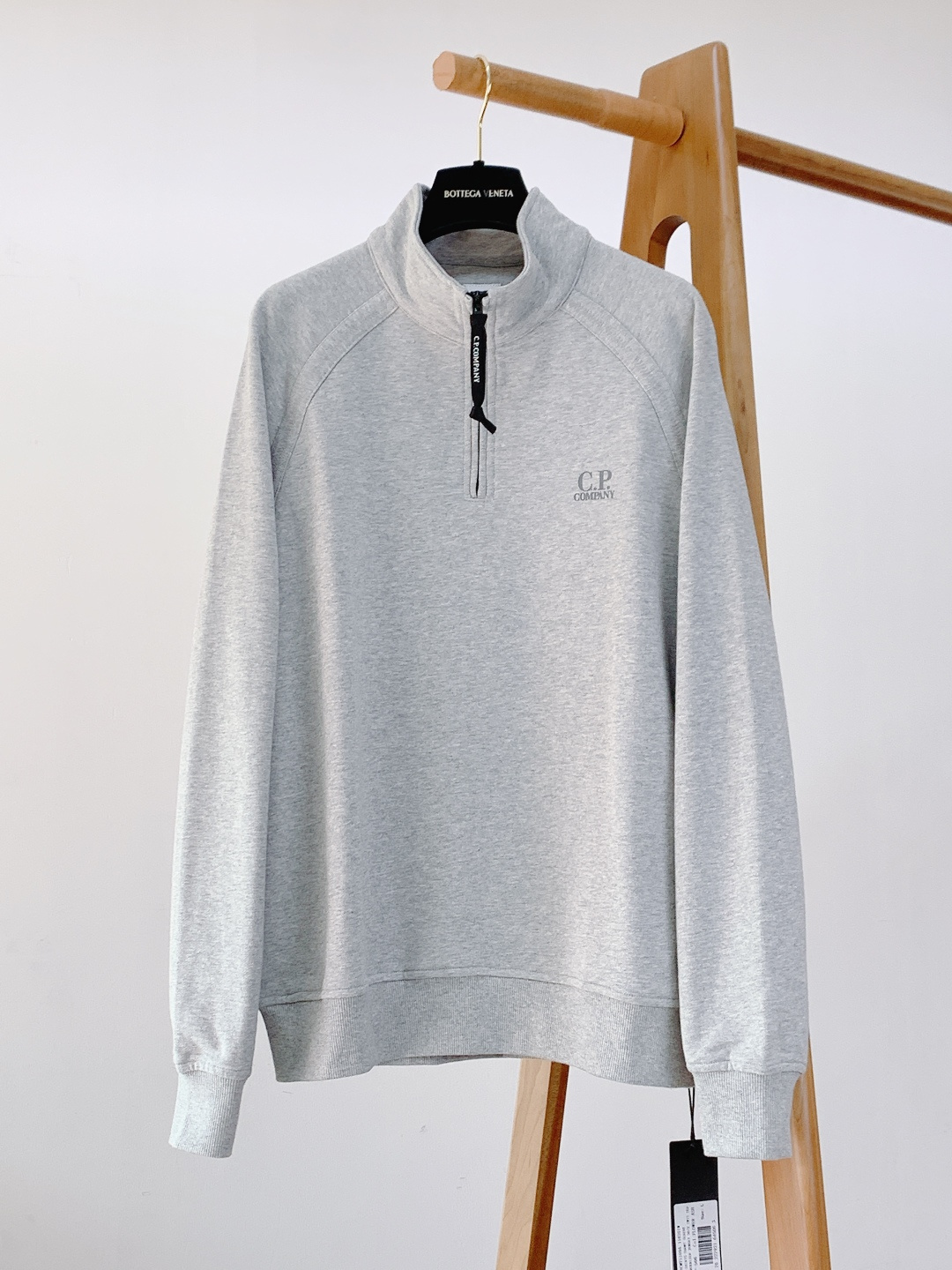 NO:728757,Support the C.P.Company stand-up collar zipper sweatshirt after the New Year. Half-zip stand-up collar sweatshirt outlines a casual tone, full of cotton softness, and the half- placket design unlocks multiple ways of wearing. Classic raglan sleeves + rib cuffs, low-key embossed CP logo, this half-zip sweatshirt brings Italian functional style into daily life, with multiple colors available to meet different matching needs. SMLXL2XL Length 66687072 74  Bust 5456586062 Hem 43 45474951 Sleeve length 76 78808284 ……………………………………………………………… SizeS-XXL,,hoodie,sweatshirts,19860909支持年后 C.P.Company 立领拉链卫衣 半拉链立领卫衣,勾勒随性腔调,棉柔感拉满,半开襟设计解锁多穿法.经典插肩袖+罗纹收口,CP标识低调压印,这件半拉链卫衣把意式机能风揉进日常,多色可选满足不同搭配需求. SMLXL2XL 衣长66687072 74 胸围5456586062 下摆43 45474951 袖长76 78808284 …………………………………………………… SizeS-XXL,,hoodie,sweatshirts,,Men's clothing
