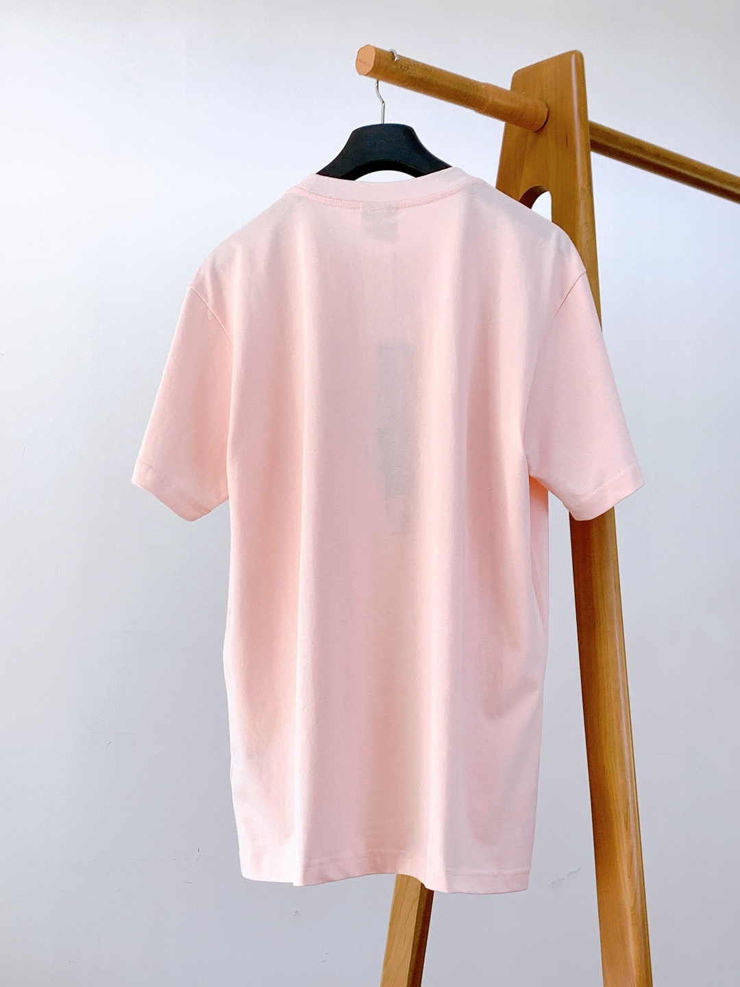 Dior Homme 迪奥·桀傲 2026SS早春新品 新款粉色刺绣短袖T恤。采用100%意大利进口高支