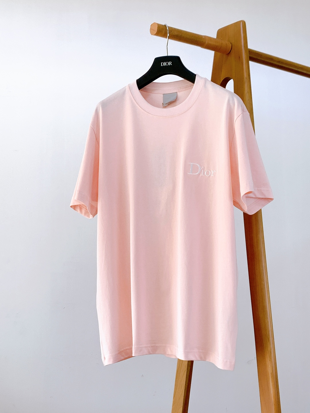 Dior Homme 迪奥·桀傲 2026SS早春新品 新款粉色刺绣短袖T恤。采用100%意大利进口高支