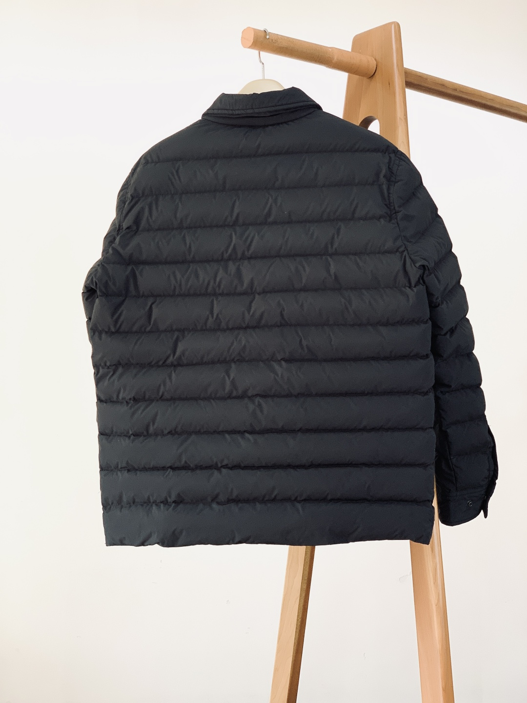 Burberry 巴宝莉 新款尼龙加垫棉服外套外层采用高密尼龙面料，防风抗皱且触感顺滑，表面呈现细腻哑光