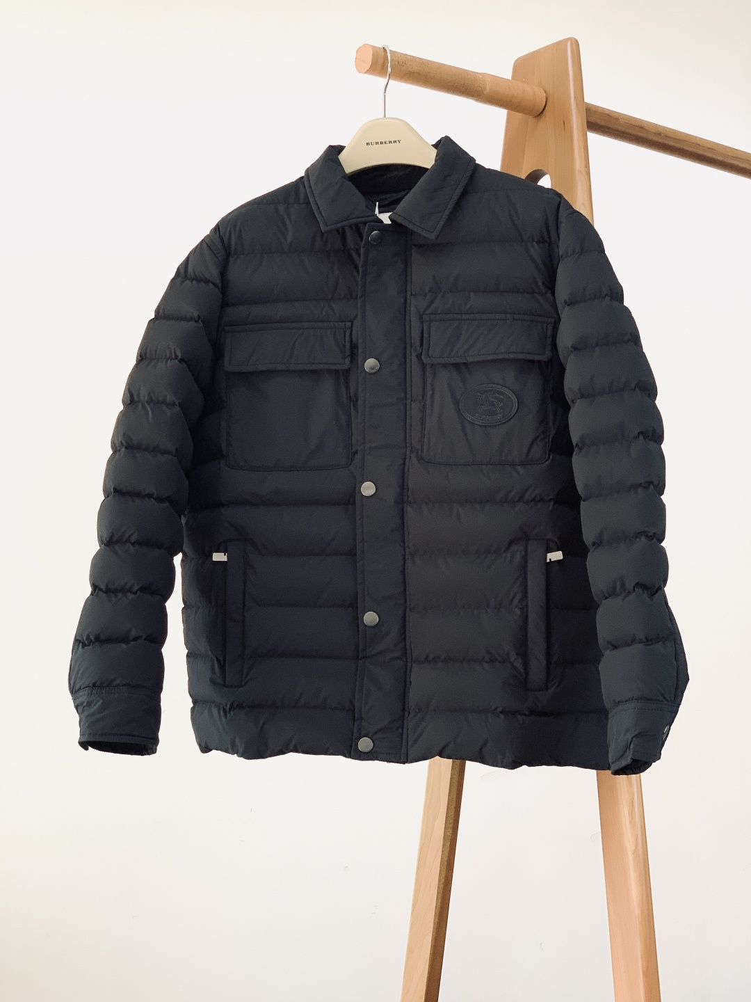 Burberry 巴宝莉 新款尼龙加垫棉服外套外层采用高密尼龙面料，防风抗皱且触感顺滑，表面呈现细腻哑光