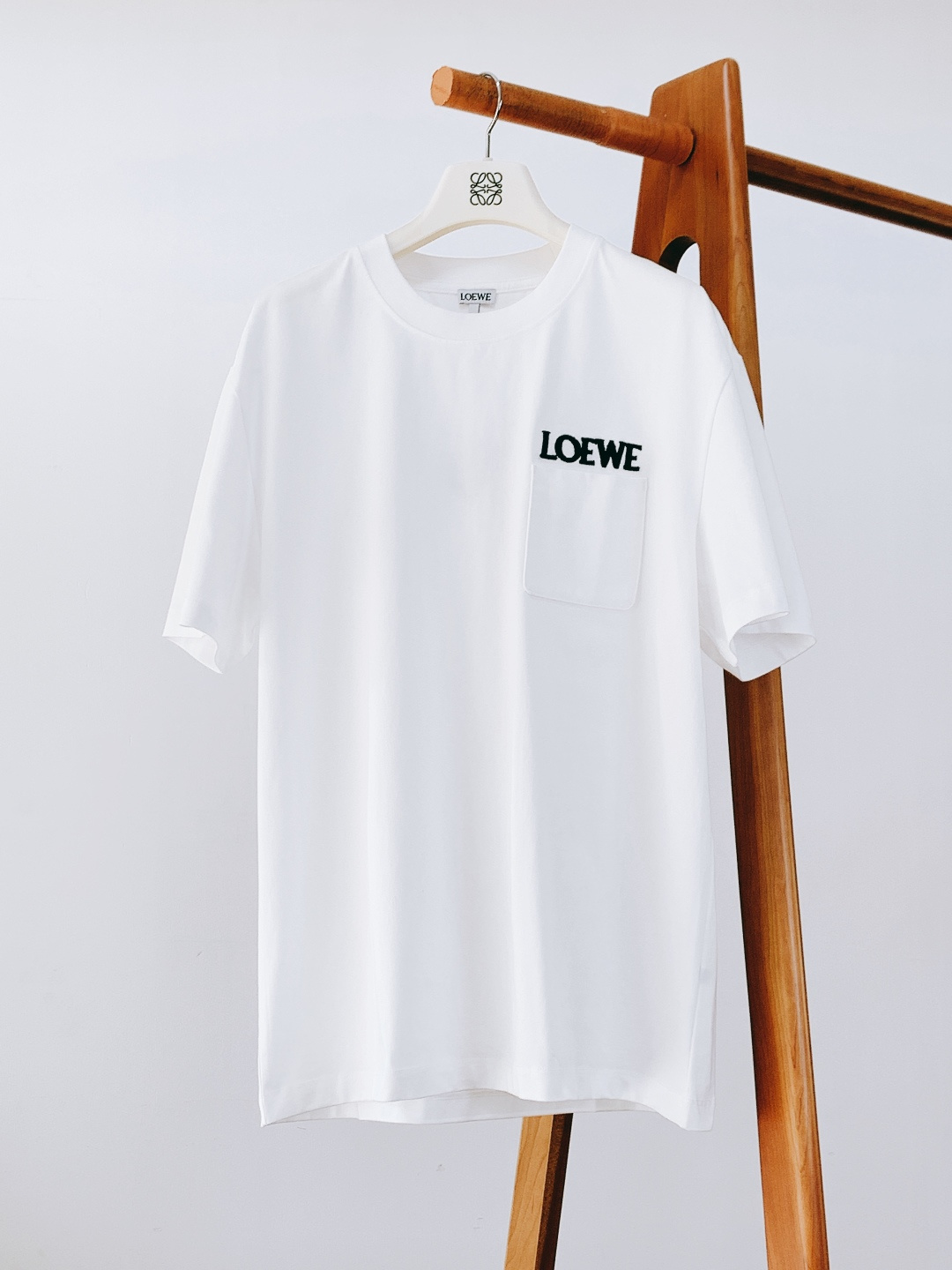 Loewe 罗意威 2026SS早春新品刺绣棉质宽松T恤。采用高克重精梳棉面料，相较于轻薄棉料更具挺括度