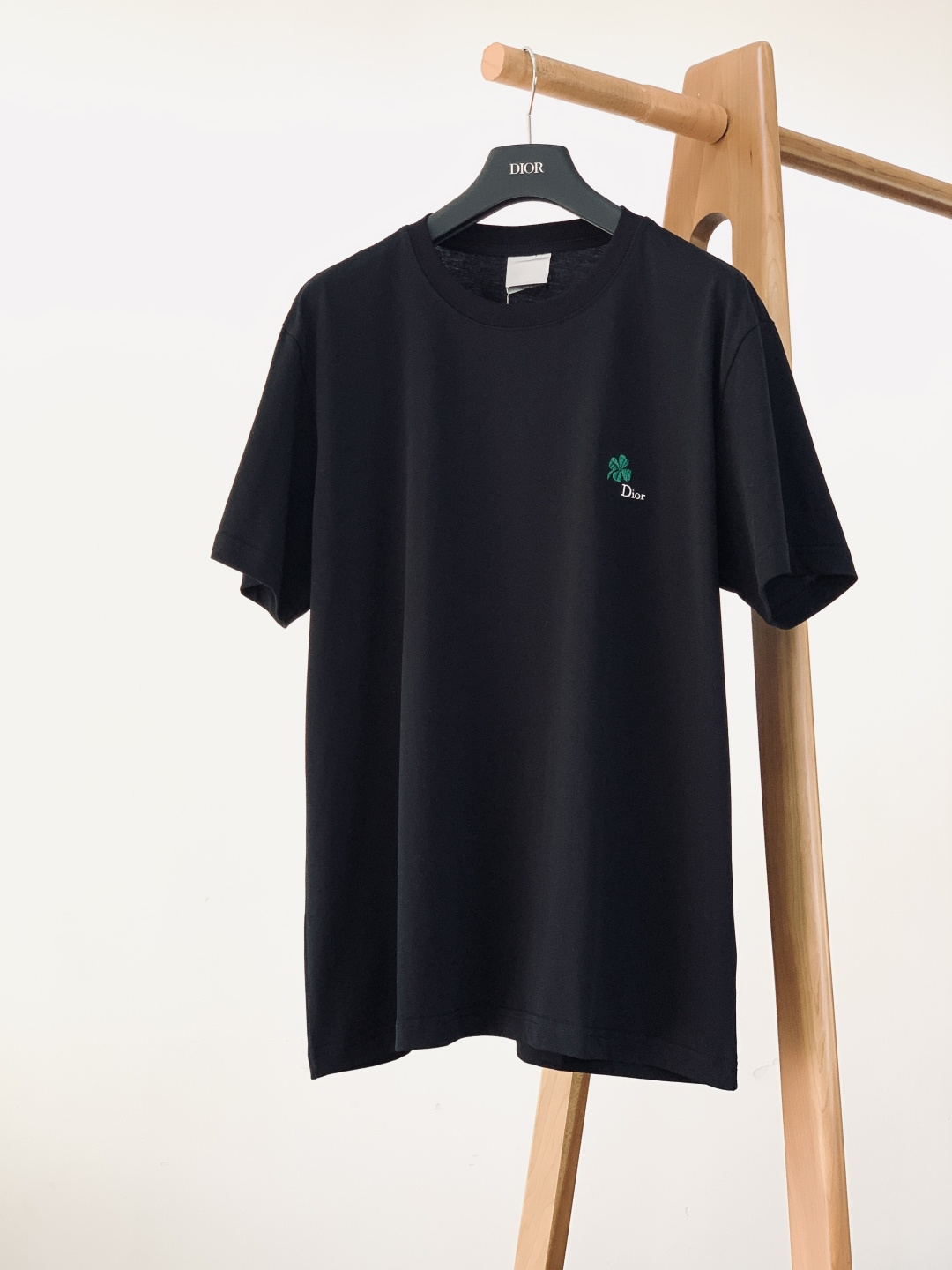 Dior Homme 迪奥·桀傲 2026SS早春新品四叶草刺绣纯棉T恤。🍀 经典黑白基底碰撞四叶草刺绣