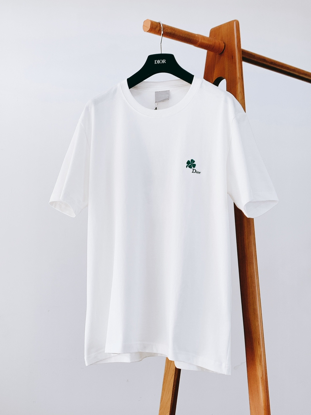 Dior Homme 迪奥·桀傲 2026SS早春新品四叶草刺绣纯棉T恤。🍀 经典黑白基底碰撞四叶草刺绣