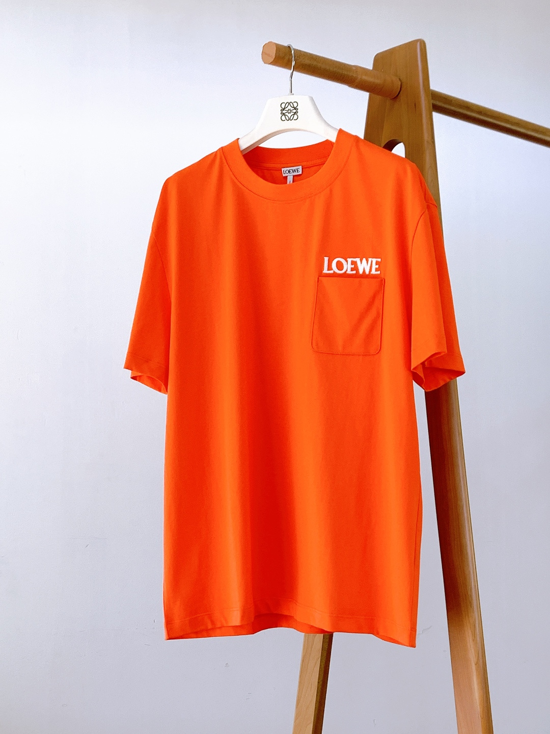 Loewe 罗意威 2026SS早春新品刺绣棉质宽松T恤。采用高克重精梳棉面料，相较于轻薄棉料更具挺括度