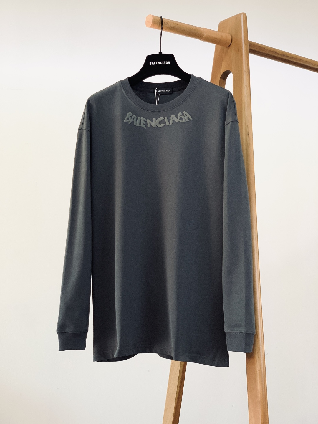 𝐁𝐚𝐥𝐞𝐧𝐜𝐢𝐚𝐠𝐚 巴黎世家 2025FW秋冬新品 发泡印花长袖打底衫，将先锋设计与实穿性完美融合！胸